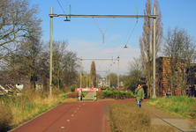 900881 Gezicht op het fiets- en wandelpad Park Oosterspoorbaan over de voormalige Oosterspoorweg te Utrecht, ter hoogte ...